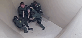 精神病囚犯遭8名美国狱警围殴视频曝光，官员曾试图阻止公开（视频/组图） - 8