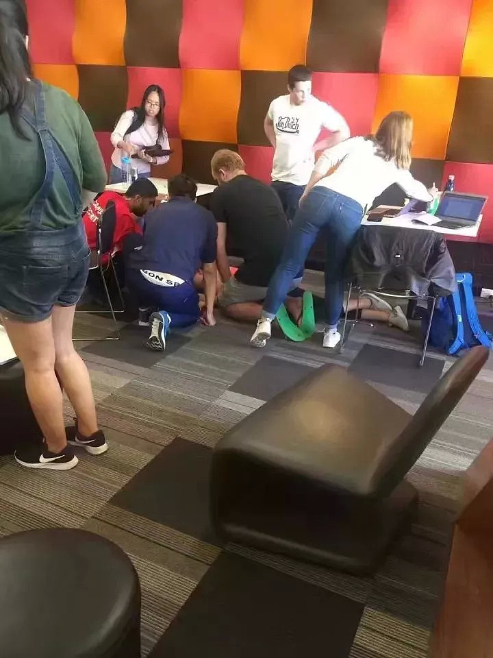 UQ亚裔女学生图书馆内晕倒在地，两辆救护车抵达现场，留学生：我们在用生命学习 - 4