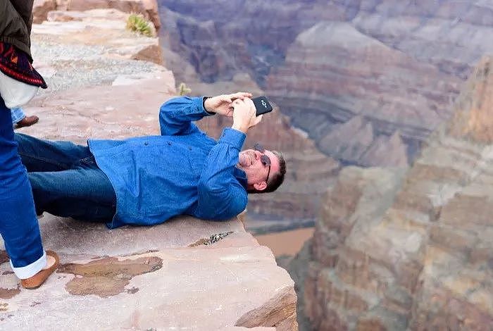 悲剧！一名中国游客在美国大峡谷自拍时坠崖，惨叫1000尺后身亡！（组图） - 7