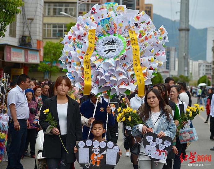 ↑用幼儿园小朋友画的画扎的花圈