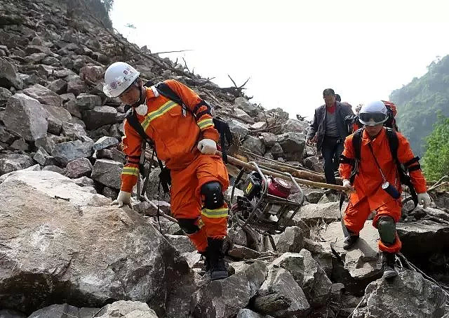 30人为救火而死，网友却说：没必要…生而为人，我劝你善良！ - 43