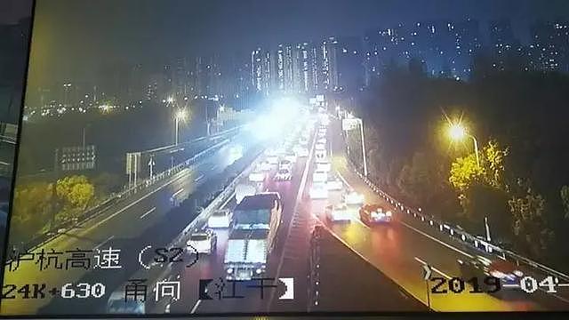 清明假期深夜赶路大军一片哀嚎：睡醒一看 还没出城（组图） - 8