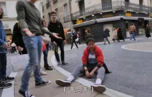 这个中国人人会做的动作，外国美女帅哥街头挑战了一下，结果…（视频/组图） - 19