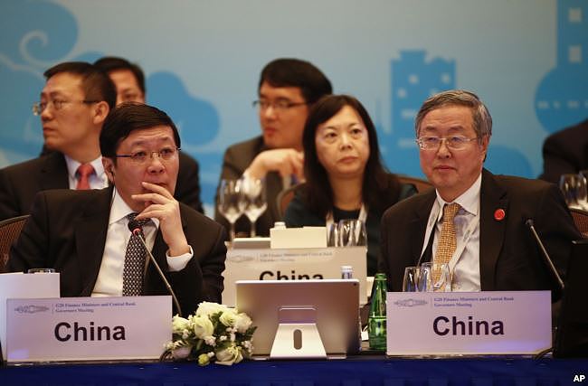 中国财政部长楼继伟 （左）与中国人民银行行长周小川星期五在上海召开的20国集团财政部长和中央银行行长会议上 （2016年2月26日）