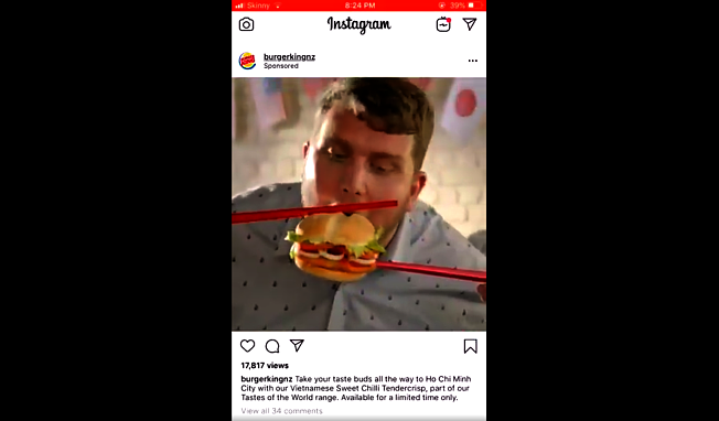 美国速食连锁店汉堡王近日在纽西兰的官方社群上释出一则新广告，片中描述多名顾客笨拙的用巨型筷子吃汉堡，遭外界痛批「种族歧视」。 截自推特