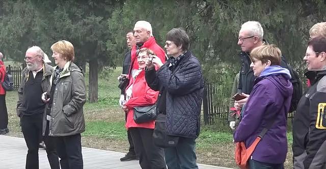 公园晨练的大爷大妈，已经被外国游客和vlogger盯上了