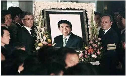  ▲卢武铉葬礼，遗像左侧为文在寅