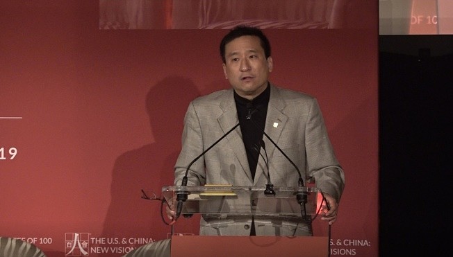 吴华扬7日在年会上宣读声明，谴责正在美国不断蔓延的、针对美籍华人带有种族偏见的刻板定性，表示将继续争取美籍华人的平等权利。 (记者和钊宇／摄影)
