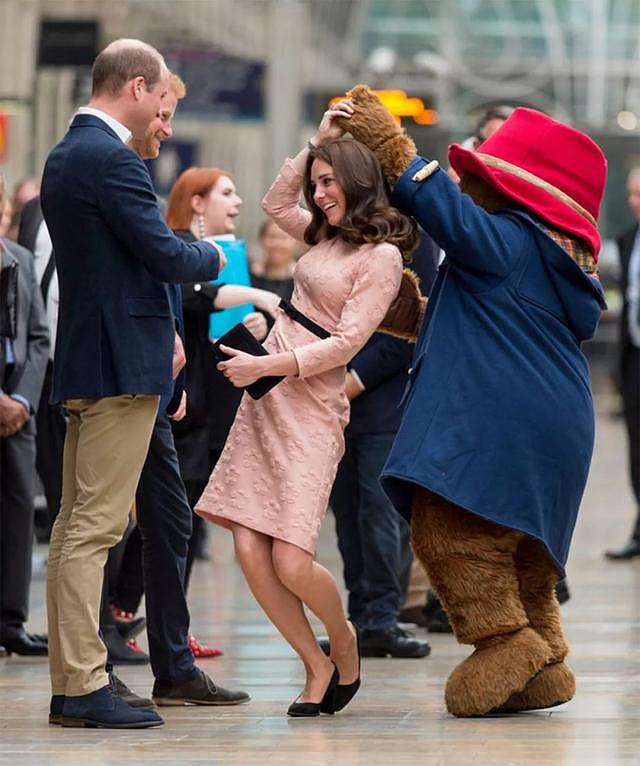 凯特王妃在车站遇到惊喜！卡通“帕丁顿熊”邀请她跳舞，好可爱！