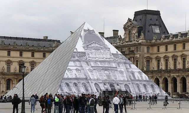 卢浮宫海上金字塔5天完成，1天就被糟蹋！网友：毁灭是它的宿命
