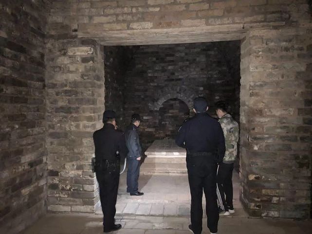 福清公主墓被清理后，工作人员在夜晚进行巡查。受访者供图