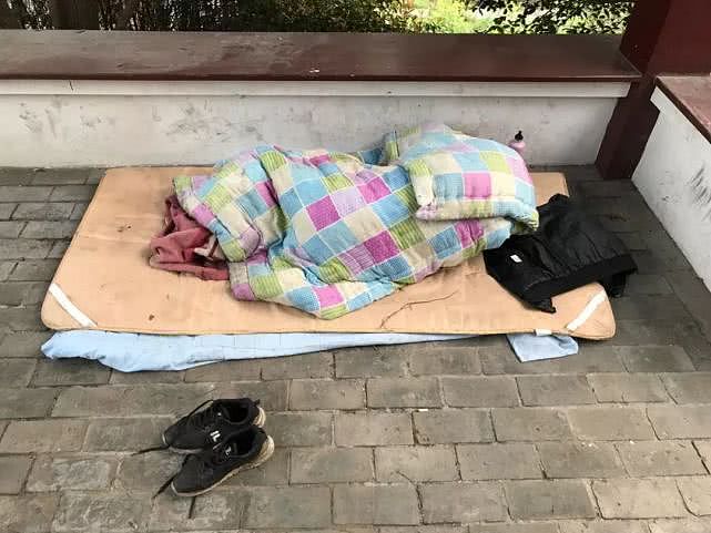 原本睡在石棺床上的内蒙古小伙改睡到长亭下。新京报记者祖一飞 摄
