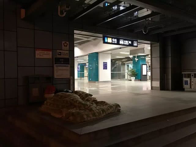 安德门地铁站前有人席地而眠。新京报记者祖一飞 摄