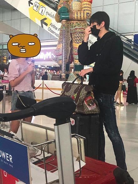 张镐濂现身机场一脸疲惫，未见张丹峰洪欣接机，两字回应爸妈传闻