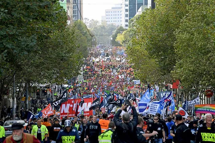 实拍！十万人涌入墨尔本CBD！全澳大规模罢工游行，街上人满为患，交通瘫痪，警察都骑自行车！只为这个原因... - 32