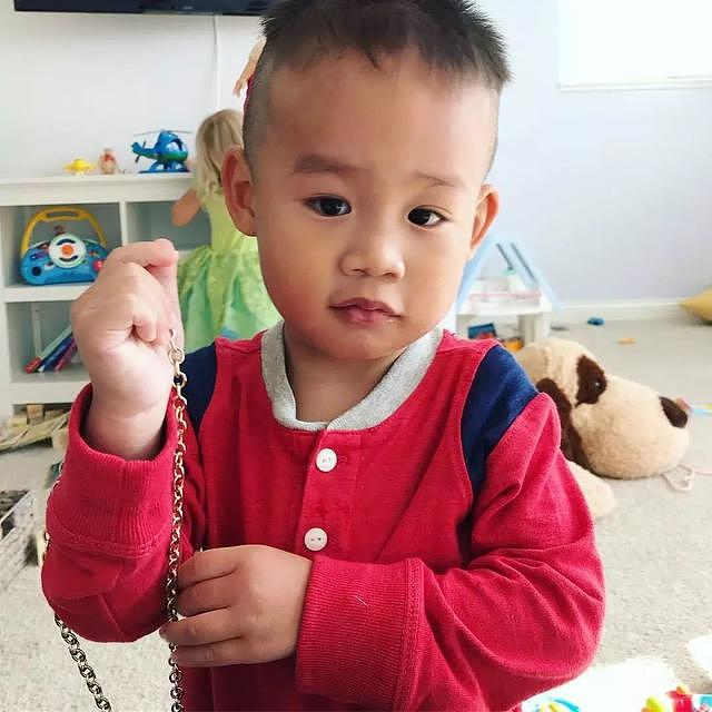 办完手续回家，美国妈妈才发现自己收养的中国小男孩有最严重的自闭症……