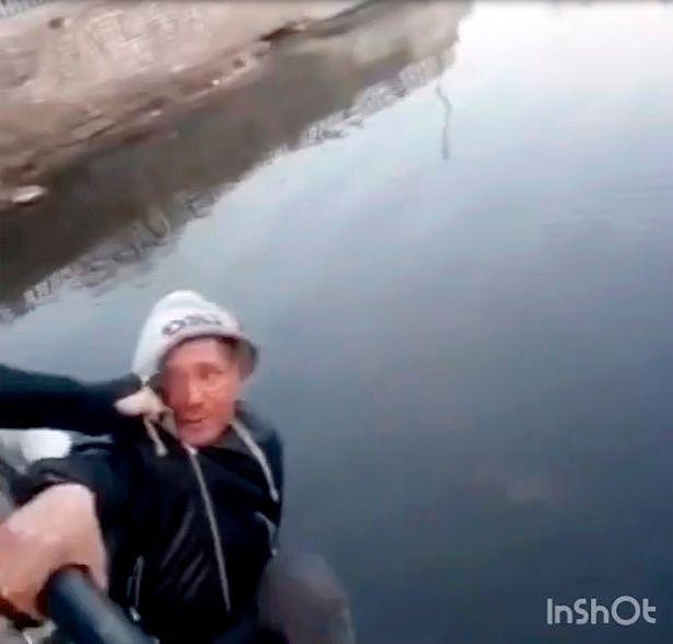 2小伙故意将大叔推下河中淹死，竟只为拍“有趣”视频博关注