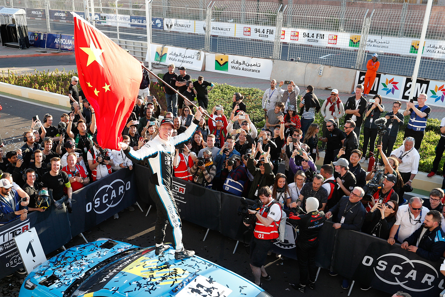 中国赛车首获世界冠军 外籍车手挥五星旗被酸（组图） - 1