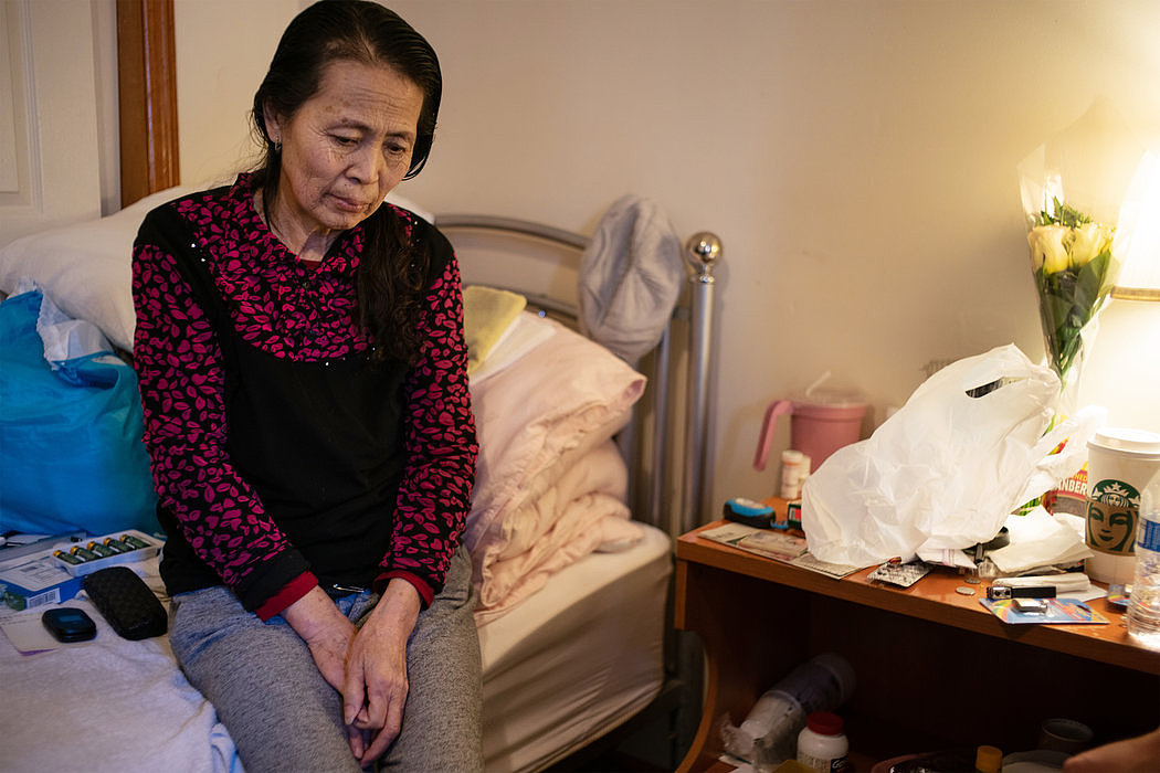 在法拉盛租住的房间里，宋扬的母亲石玉梅坐在床上，这是她在美国的最后一天。