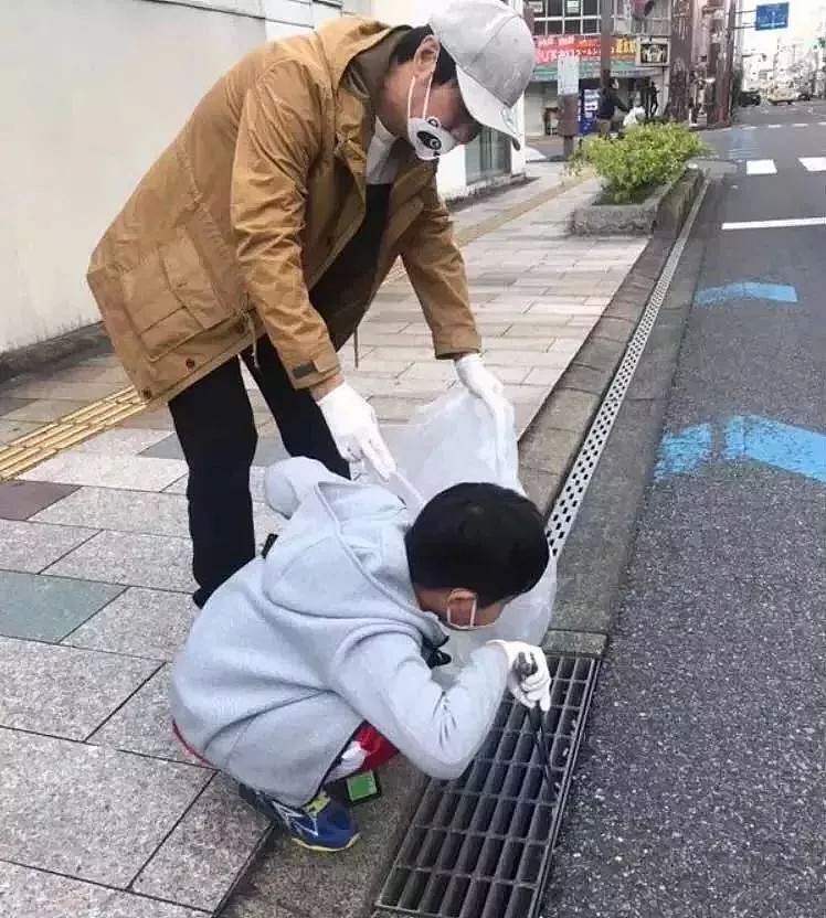 在日本捡垃圾的中国姑娘，被雅虎、NHK争相报道：你们弯下了腰，挺起的却是中国脊梁 - 23