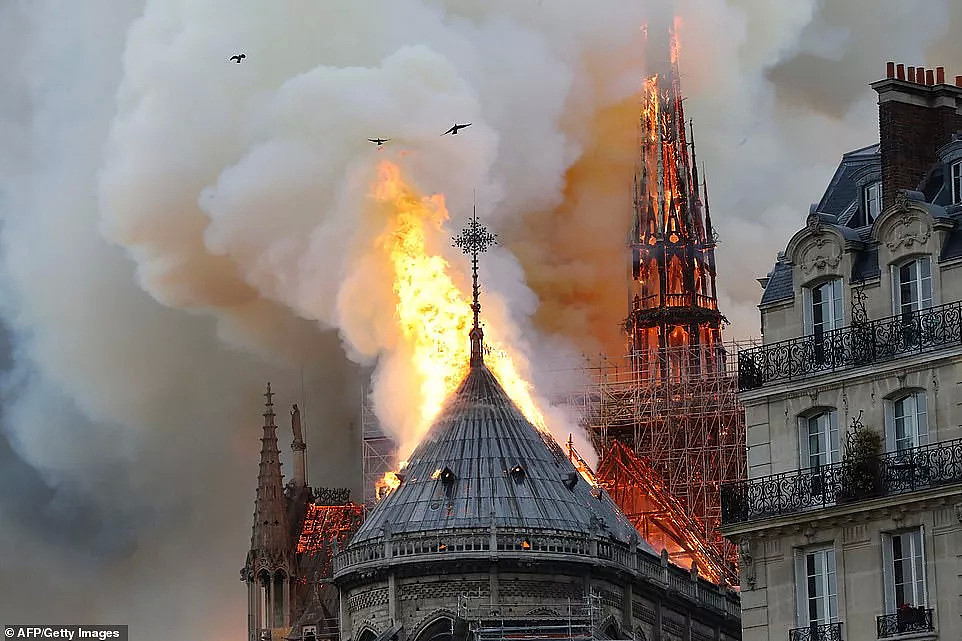 突发！巴黎圣母院大火！800年古迹被焚毁，全人类最伤心的一天…（视频/组图） - 1