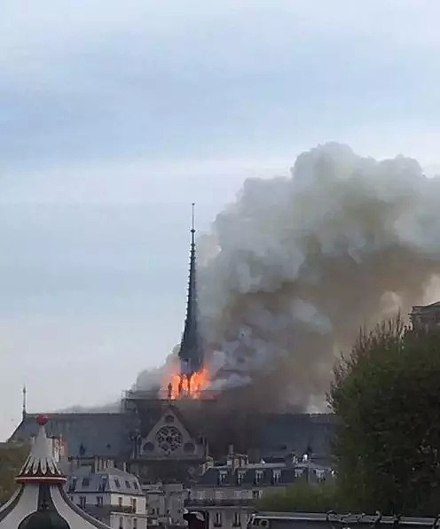 突发！巴黎圣母院大火！800年古迹被焚毁，全人类最伤心的一天…（视频/组图） - 5