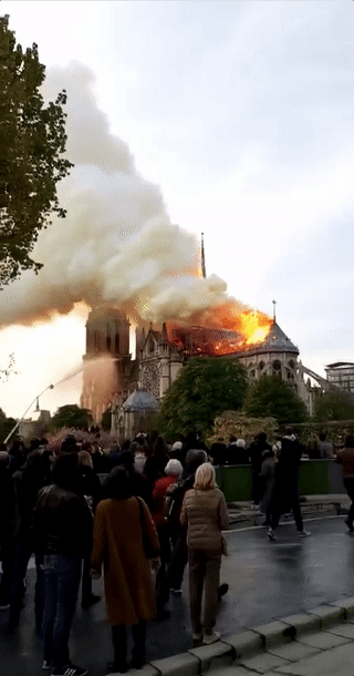 突发！巴黎圣母院大火！800年古迹被焚毁，全人类最伤心的一天…（视频/组图） - 10
