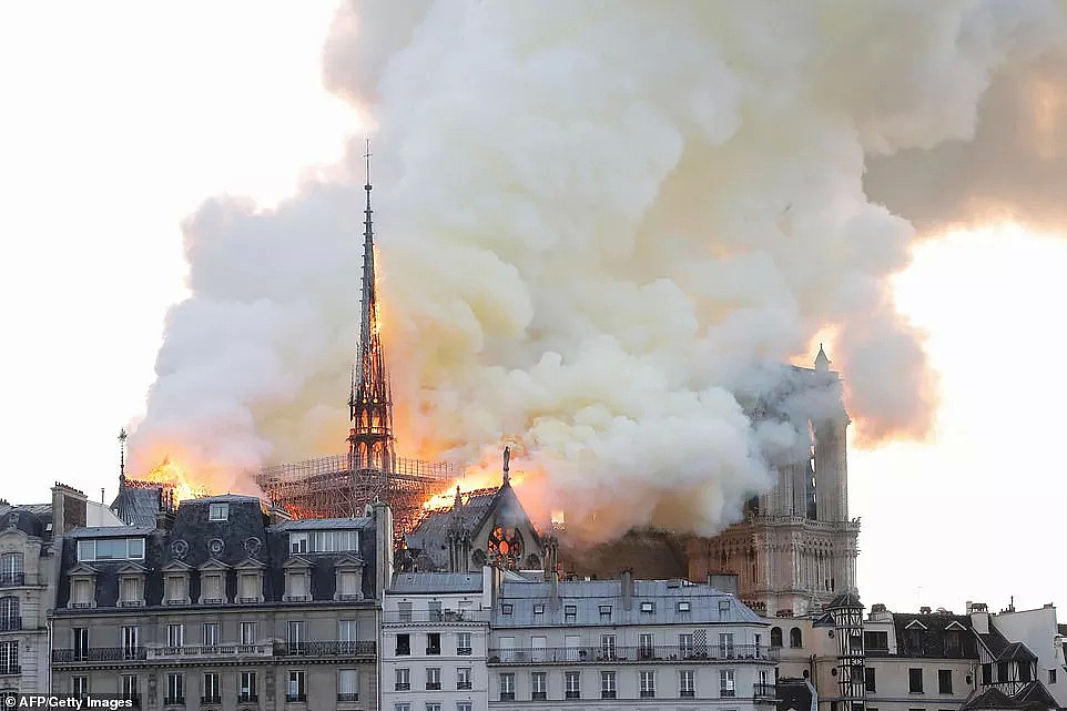 突发！巴黎圣母院大火！800年古迹被焚毁，全人类最伤心的一天…（视频/组图） - 13