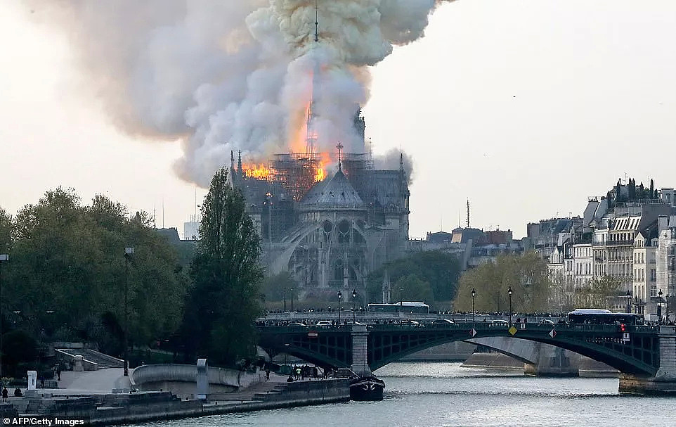 突发！巴黎圣母院大火！800年古迹被焚毁，全人类最伤心的一天…（视频/组图） - 14