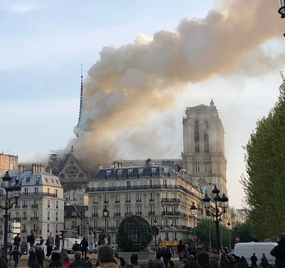 突发！巴黎圣母院大火！800年古迹被焚毁，全人类最伤心的一天…（视频/组图） - 19