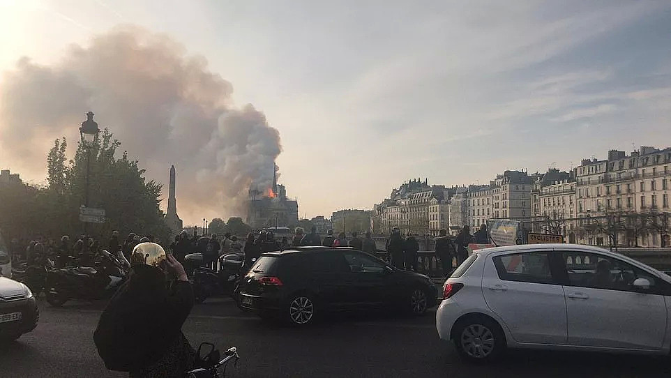 突发！巴黎圣母院大火！800年古迹被焚毁，全人类最伤心的一天…（视频/组图） - 26