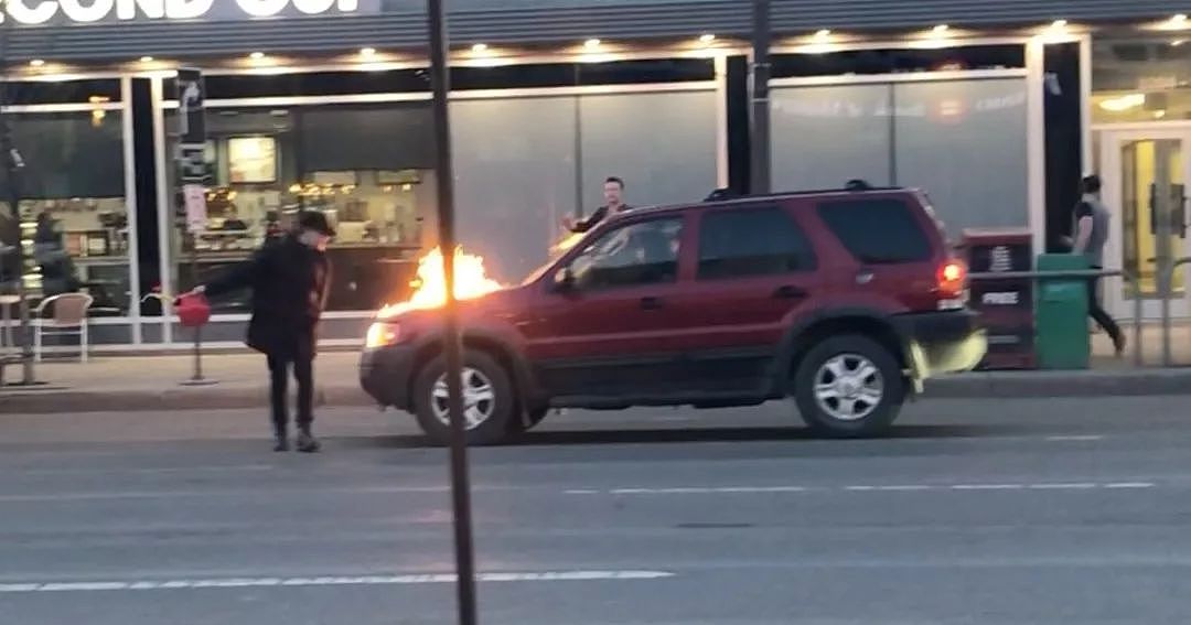 恐怖！男子泼汽油烧车13车被焚 车主还在内成移动火球！（组图） - 5
