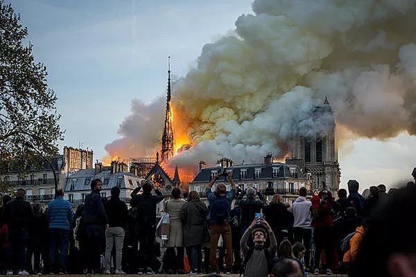 巴黎圣母院起火原因或为电线短路！民众跪地哭泣，久久不肯离去（视频/组图） - 3