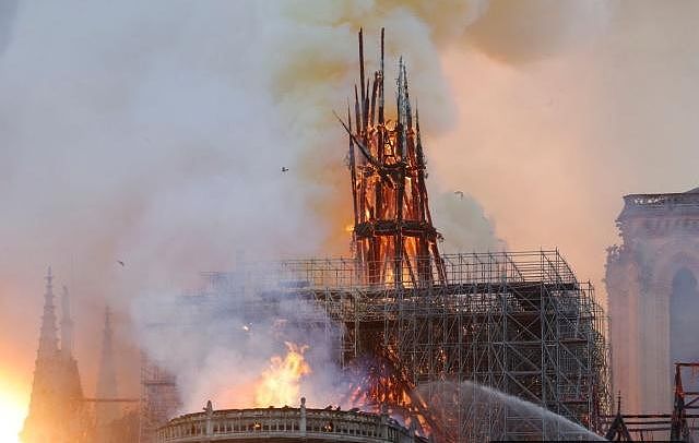 巴黎圣母院起火原因或为电线短路！民众跪地哭泣，久久不肯离去（视频/组图） - 7
