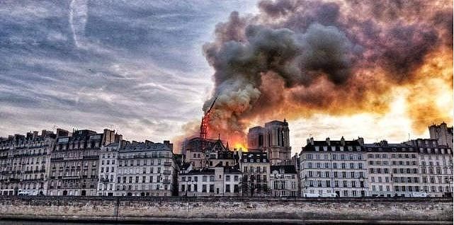 巴黎圣母院起火原因或为电线短路！民众跪地哭泣，久久不肯离去（视频/组图） - 8