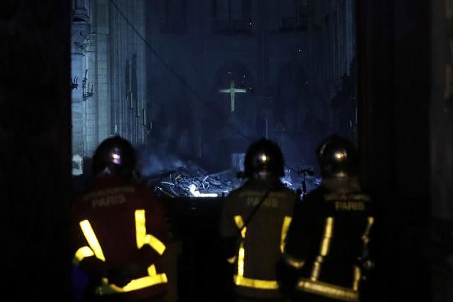 巴黎圣母院起火原因或为电线短路！民众跪地哭泣，久久不肯离去（视频/组图） - 9