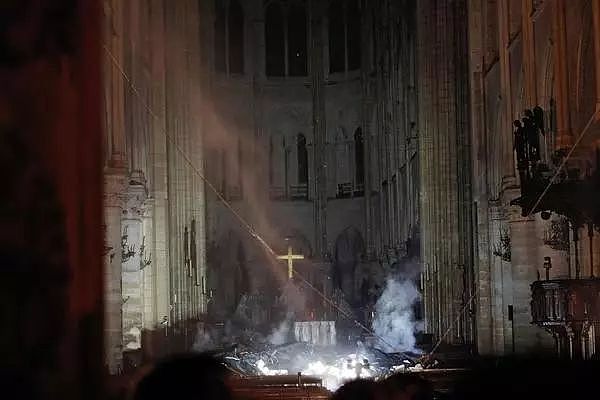 巴黎圣母院起火原因或为电线短路！民众跪地哭泣，久久不肯离去（视频/组图） - 10