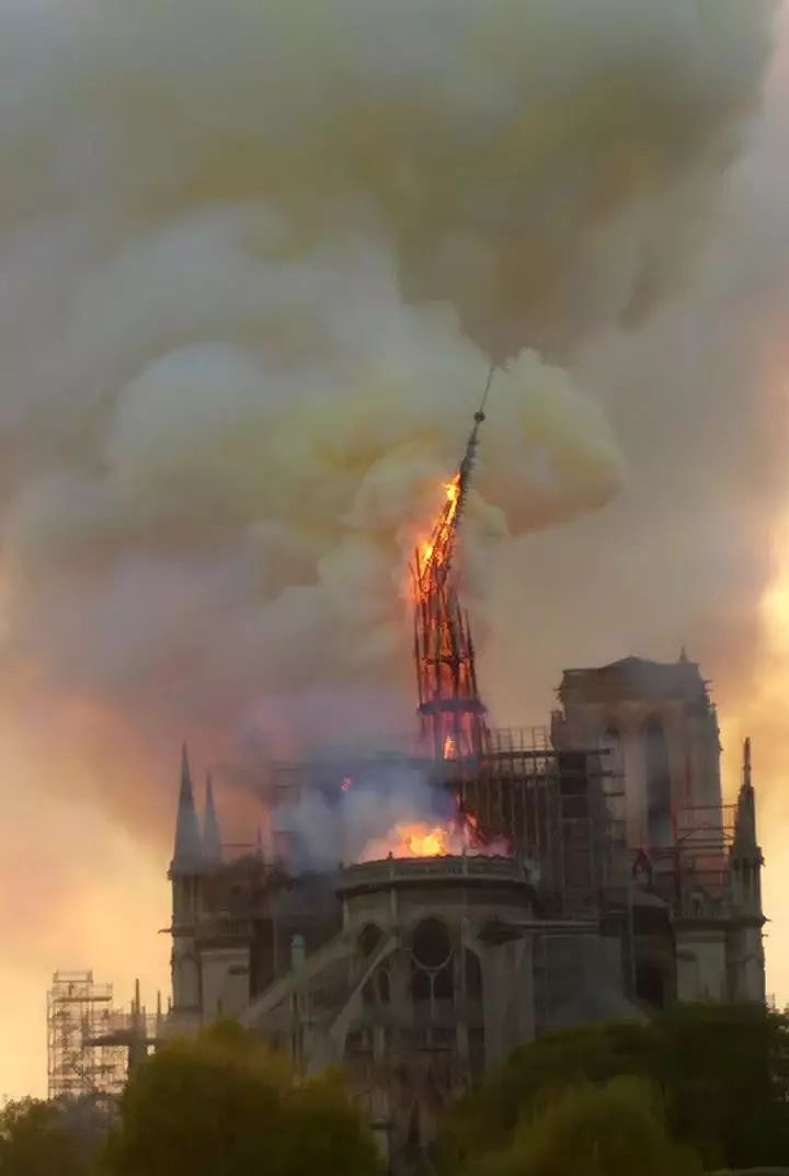 巴黎圣母院起火原因或为电线短路！民众跪地哭泣，久久不肯离去（视频/组图） - 15