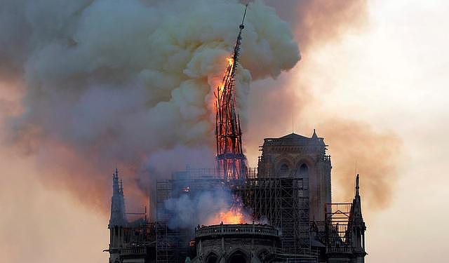 历史惊人巧合！泰坦尼克号沉没百余年后 巴黎圣母院又被大火吞噬
