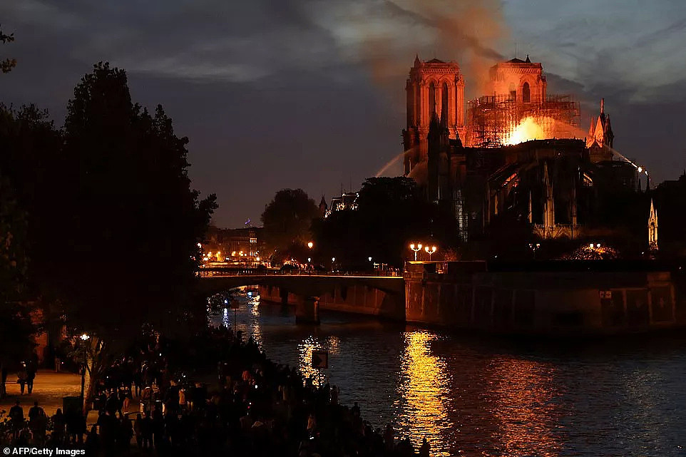 巴黎圣母院失火，有人嘲讽有人痛心，只是人类的文明又丢失了一段…（视频/组图） - 2