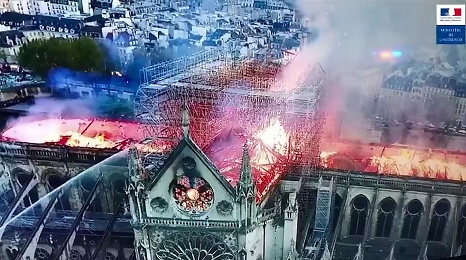 巴黎圣母院失火，有人嘲讽有人痛心，只是人类的文明又丢失了一段…（视频/组图） - 3