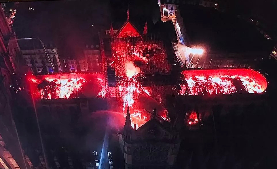 巴黎圣母院失火，有人嘲讽有人痛心，只是人类的文明又丢失了一段…（视频/组图） - 4