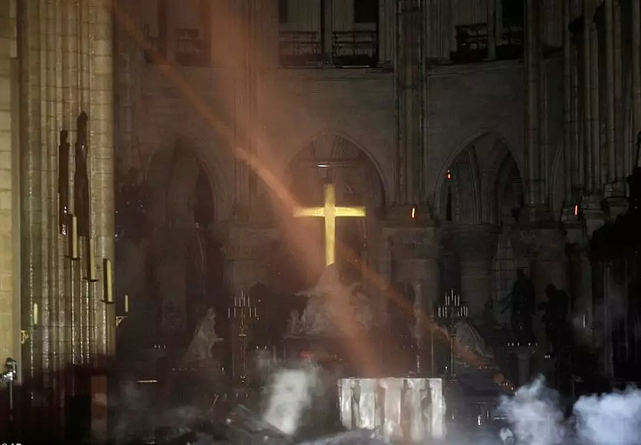 巴黎圣母院失火，有人嘲讽有人痛心，只是人类的文明又丢失了一段…（视频/组图） - 10