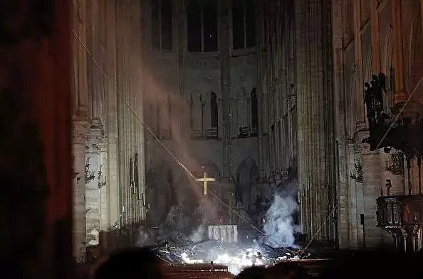 巴黎圣母院失火，有人嘲讽有人痛心，只是人类的文明又丢失了一段…（视频/组图） - 11