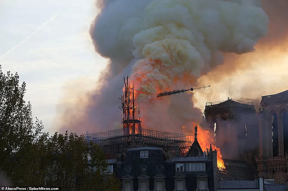 巴黎圣母院失火，有人嘲讽有人痛心，只是人类的文明又丢失了一段…（视频/组图） - 12