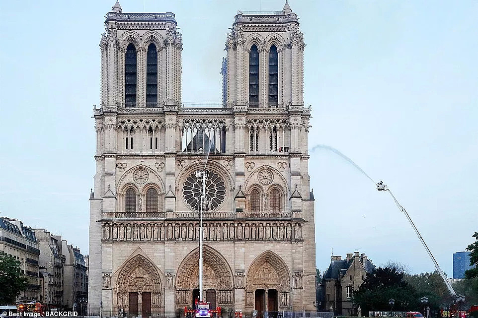 巴黎圣母院失火，有人嘲讽有人痛心，只是人类的文明又丢失了一段…（视频/组图） - 15