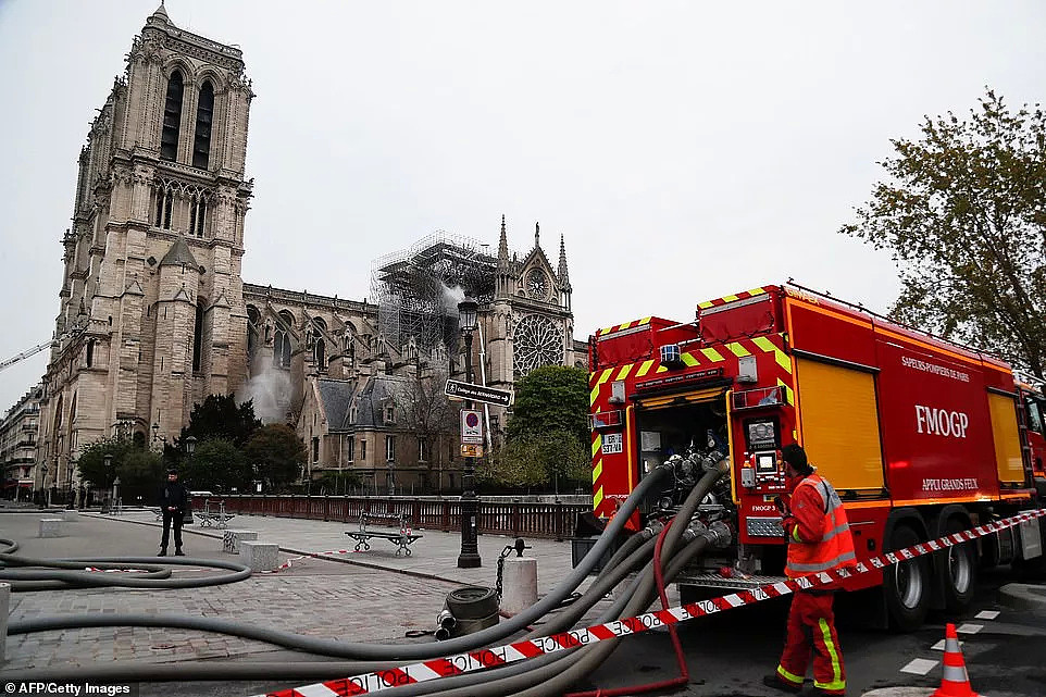 巴黎圣母院失火，有人嘲讽有人痛心，只是人类的文明又丢失了一段…（视频/组图） - 16