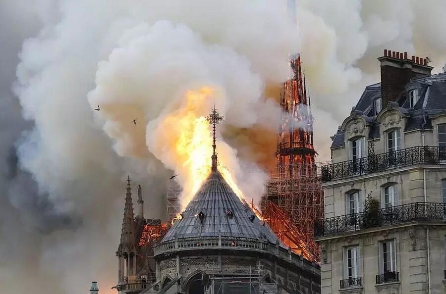 巴黎圣母院大火，烧出了一场朋友圈互相拉黑（组图） - 1
