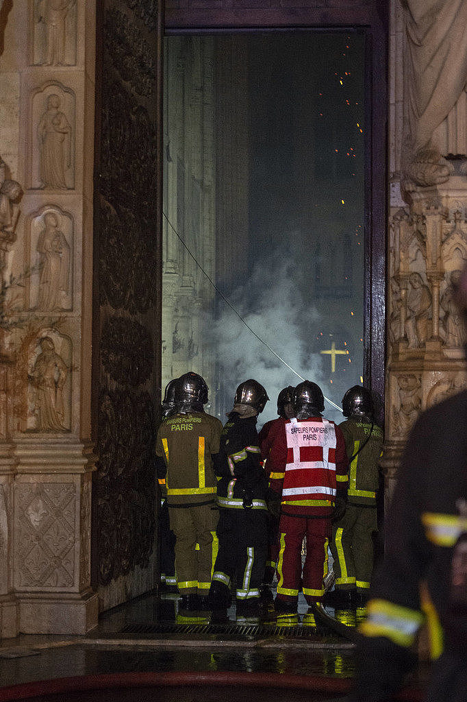 “人链”抢救！巴黎圣母院文物幸免于大火（视频/组图） - 3