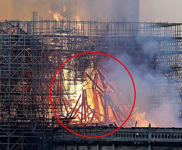 巴黎圣母院大火中竟然显现耶稣影像？网友：我们都看到了！